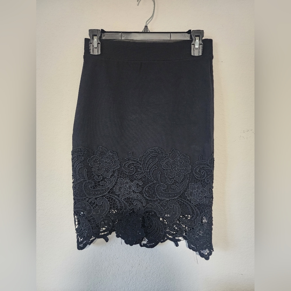 Haute Monde - Floral Crochet Bodycon Skirt Black - Size Small